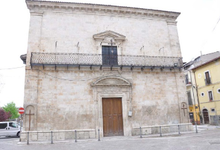 Paganica - Parroco sorprende i ladri in canonica: per fuggire usano spray urticante